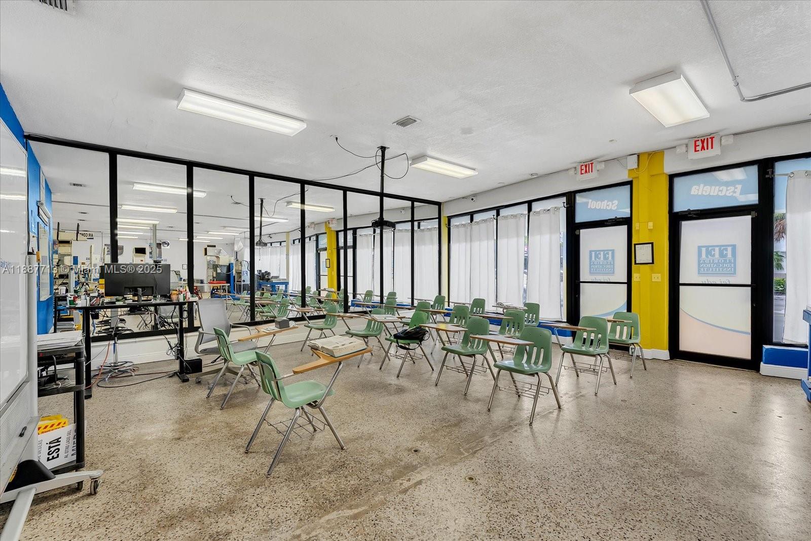   /   sq. ft. $ 2025-09-30 0 foto