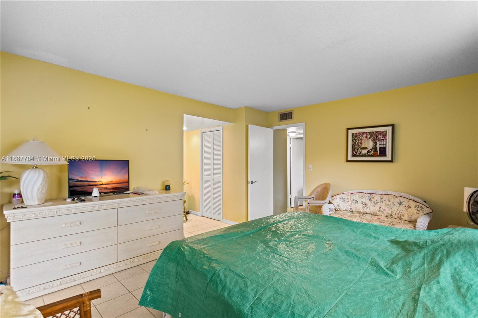 101 2 / 2 992 sq. ft. $ 2025-09-30 0 Photo