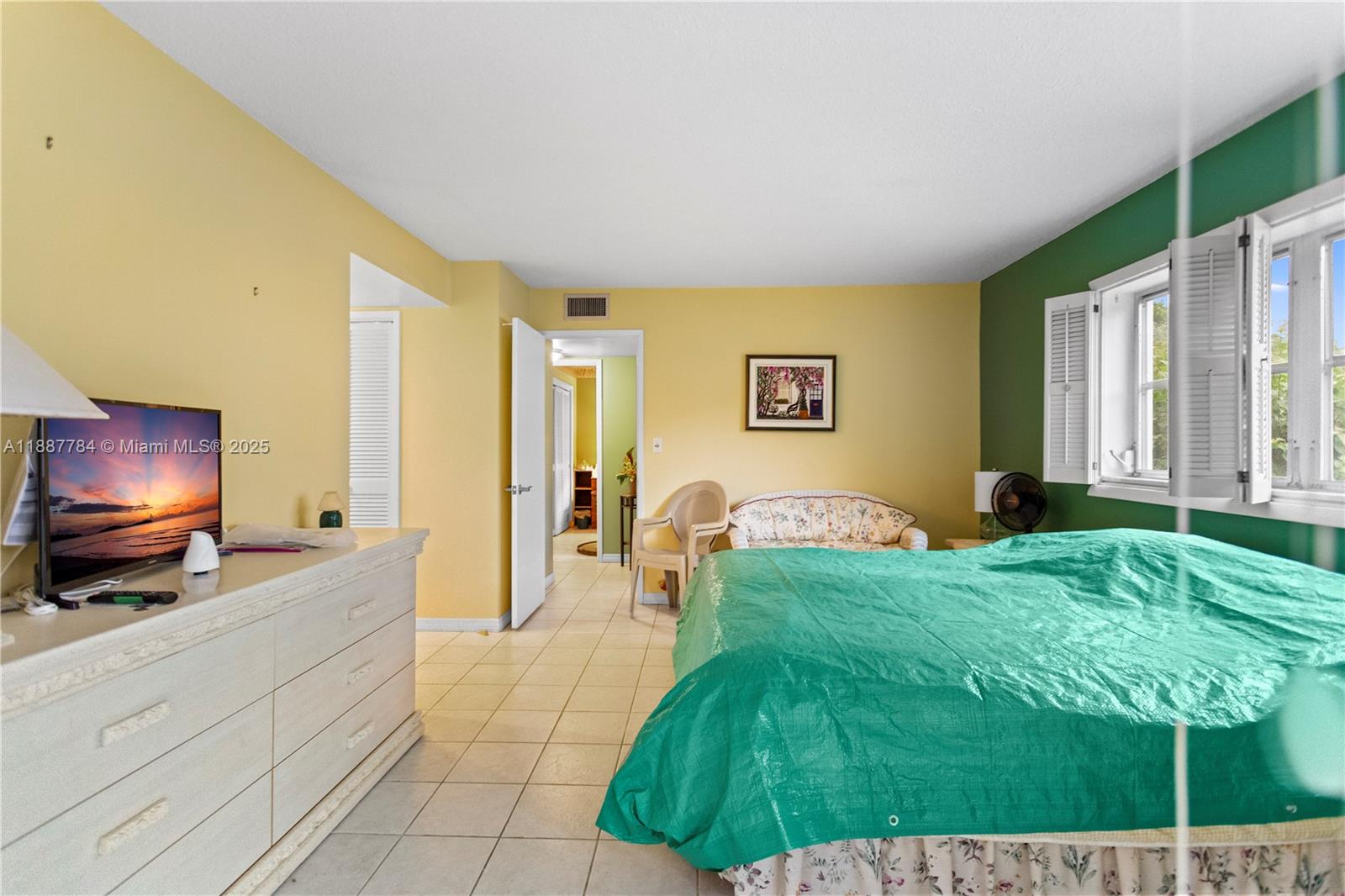 101 2 / 2 992 sq. ft. $ 2025-09-30 0 Photo