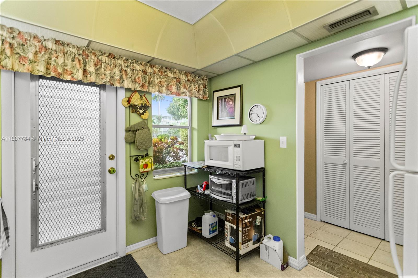101 2 / 2 992 sq. ft. $ 2025-09-30 0 Photo