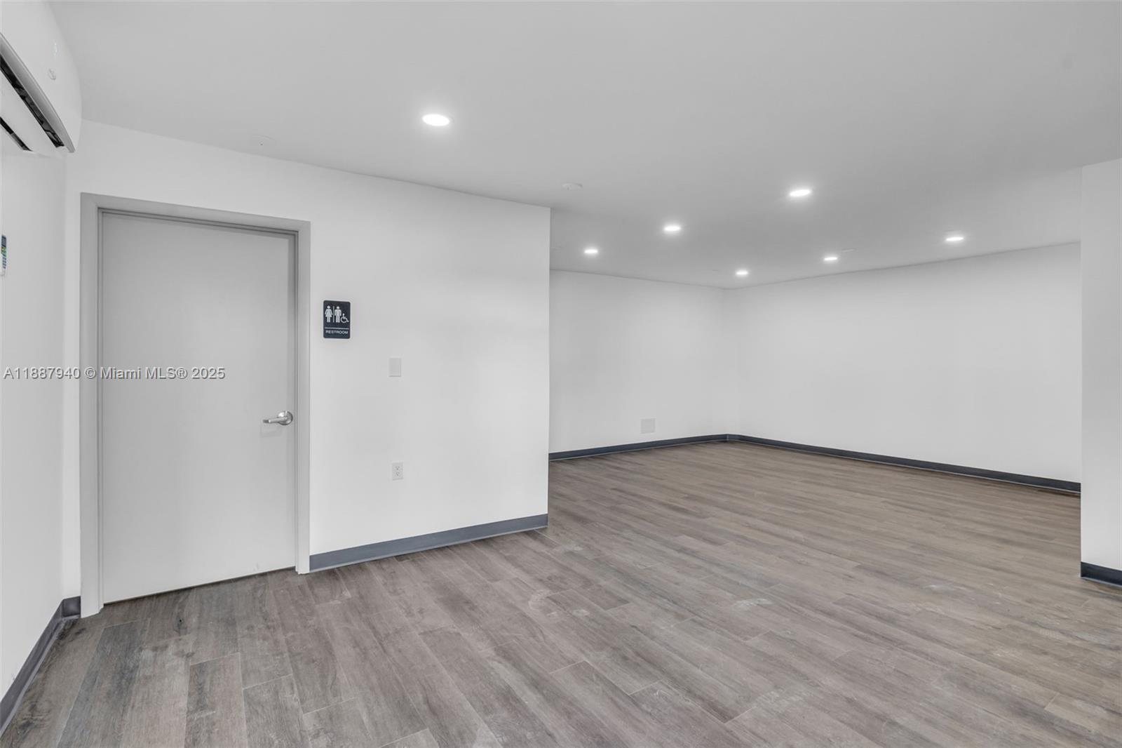1A  /   sq. ft. $ 2025-10-01 0 foto