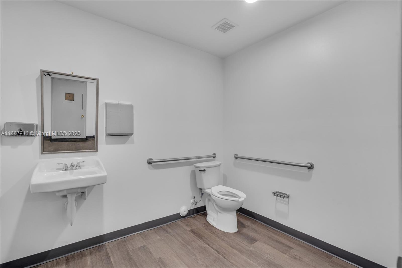 1A  /   sq. ft. $ 2025-10-01 0 foto