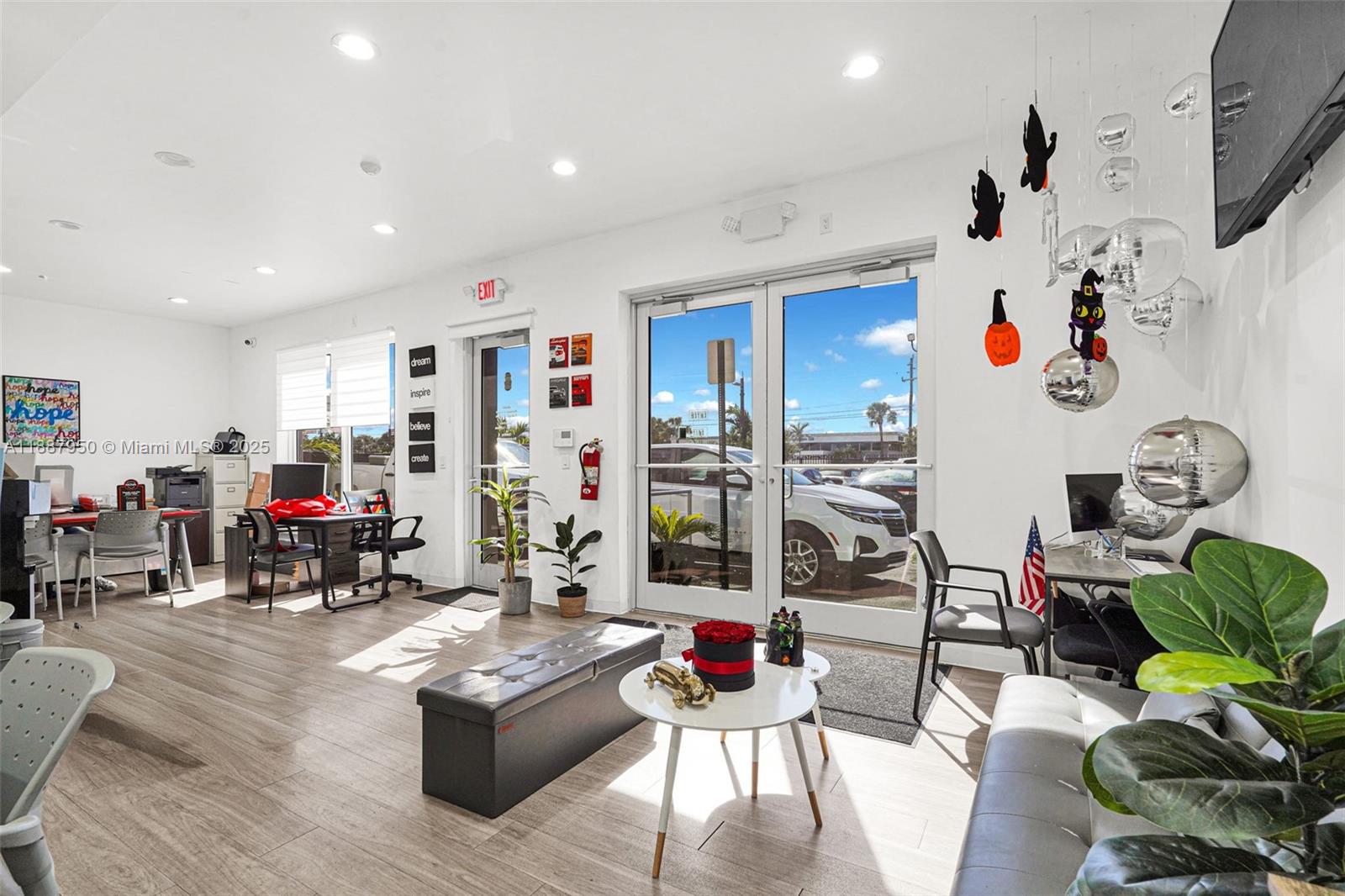   /   кв.футов $ 2025-10-01 0 Фото