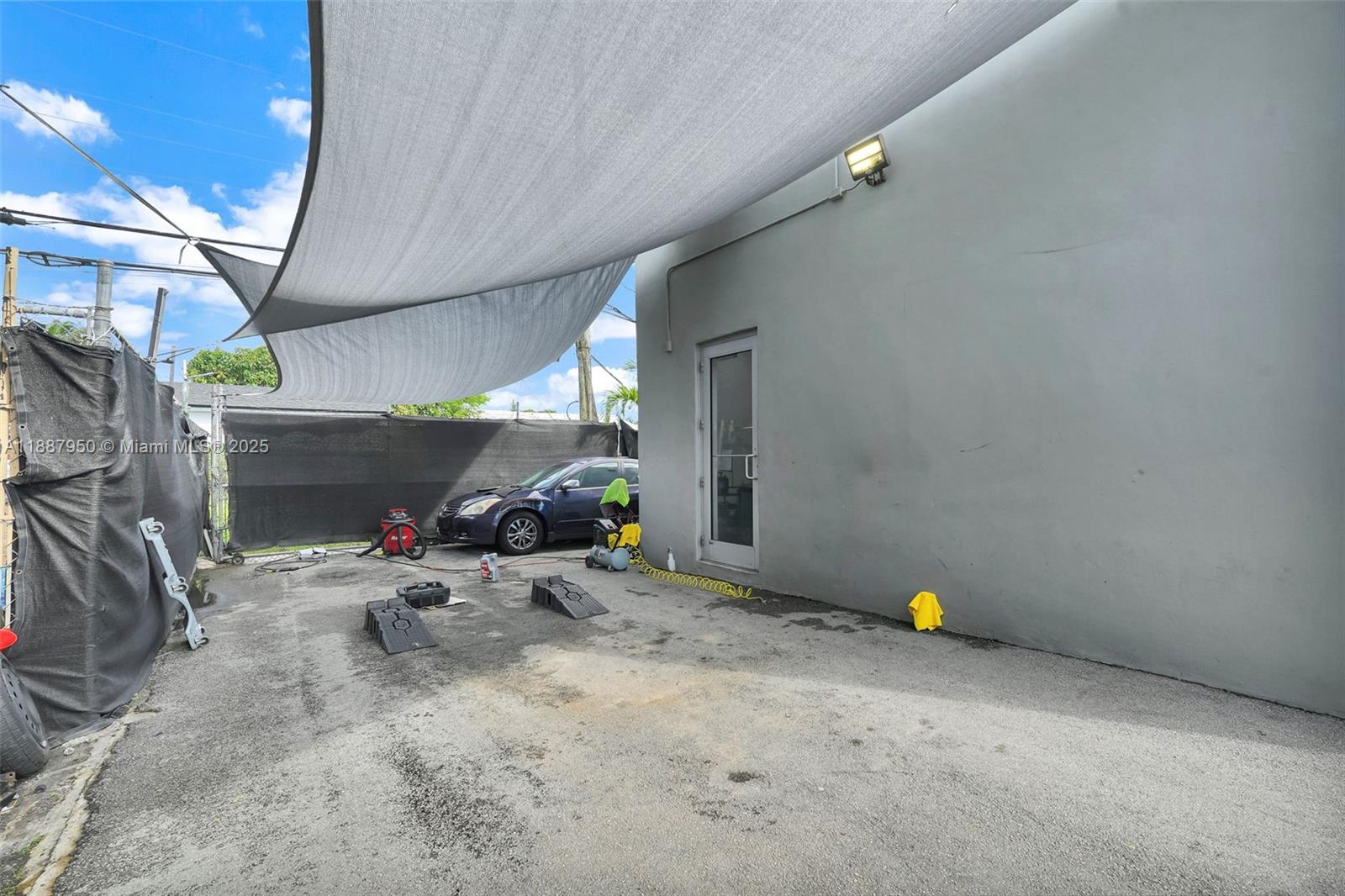   /   кв.футов $ 2025-10-01 0 Фото