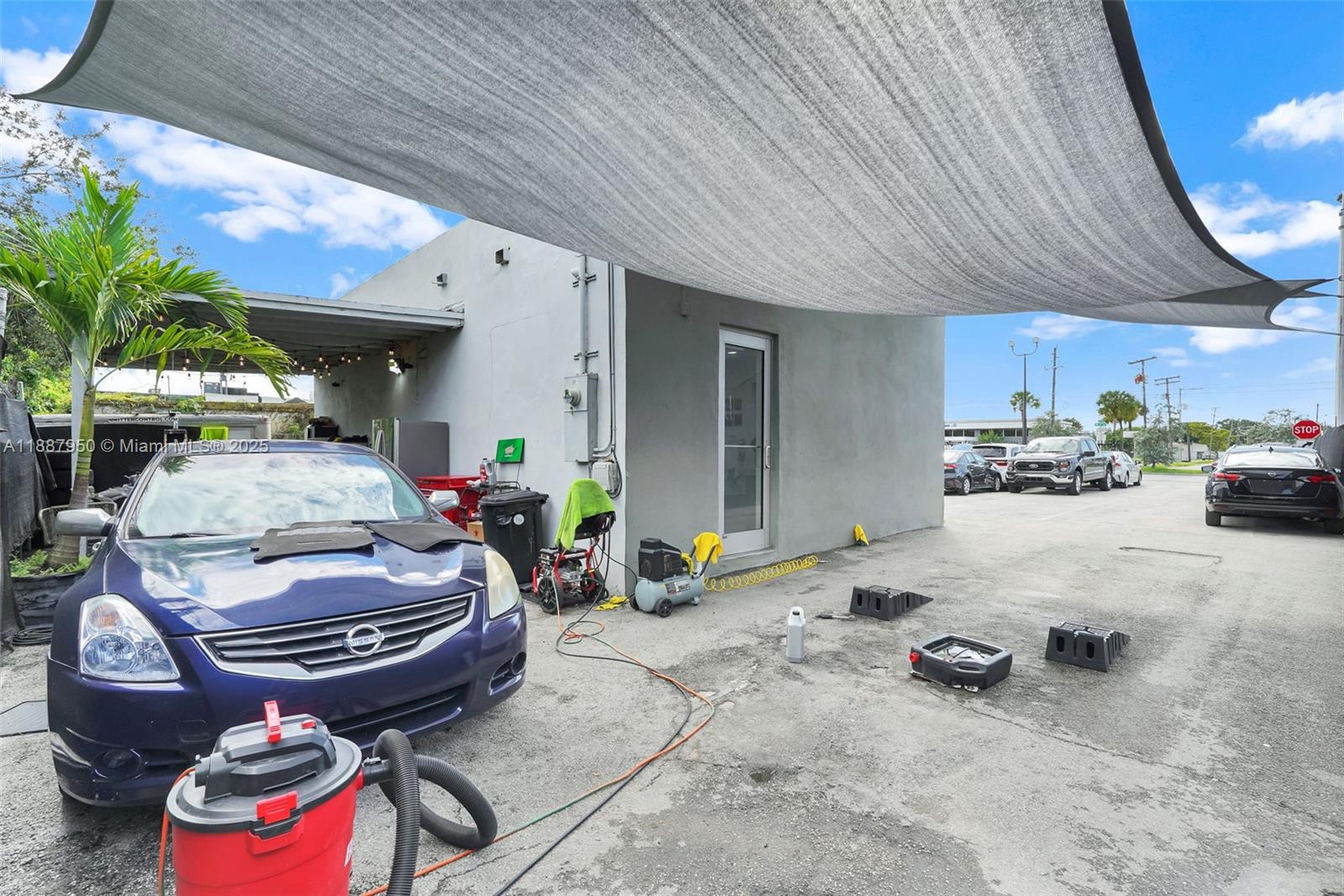   /   кв.футов $ 2025-10-01 0 Фото