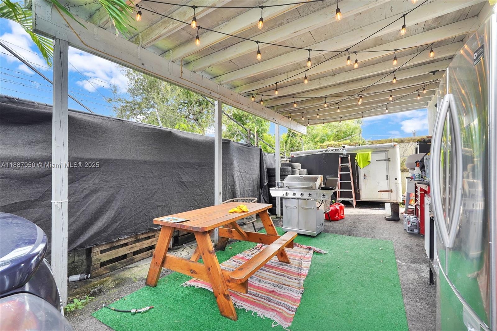   /   кв.футов $ 2025-10-01 0 Фото