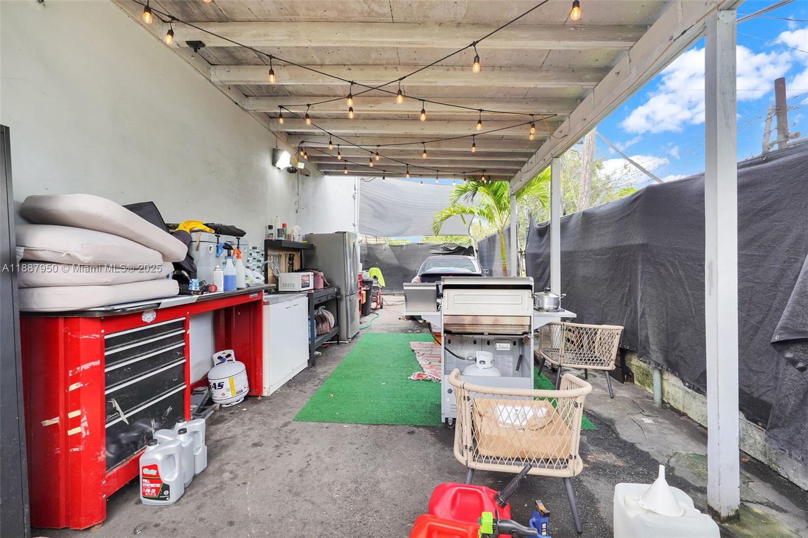   /   кв.футов $ 2025-10-01 0 Фото