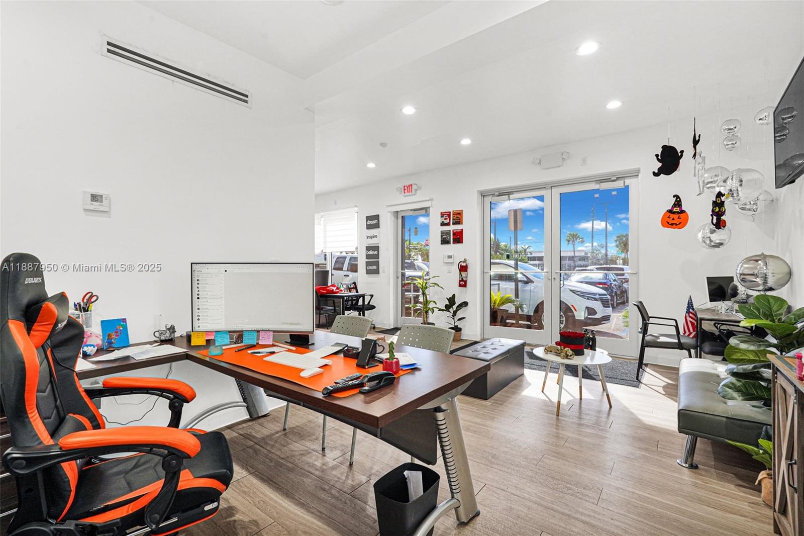   /   кв.футов $ 2025-10-01 0 Фото