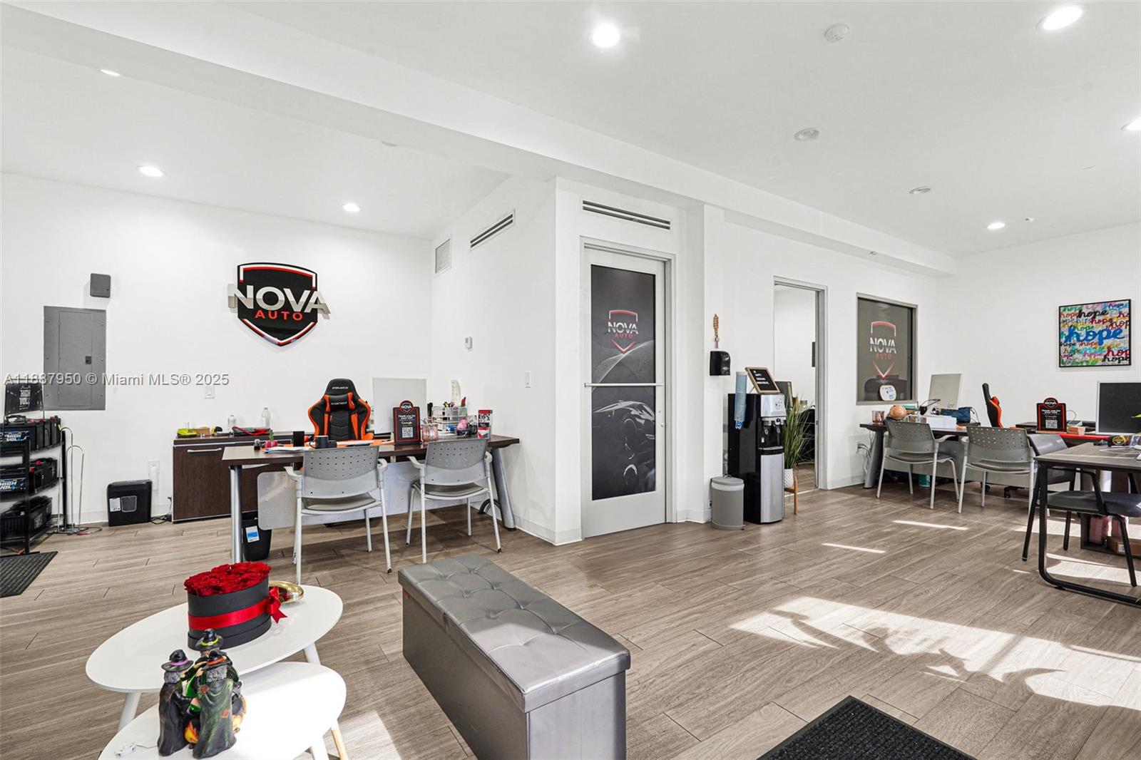   /   кв.футов $ 2025-10-01 0 Фото