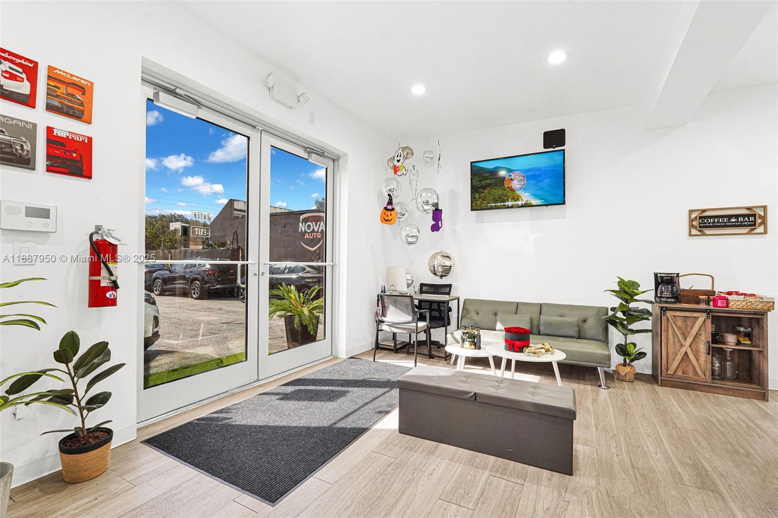   /   кв.футов $ 2025-10-01 0 Фото