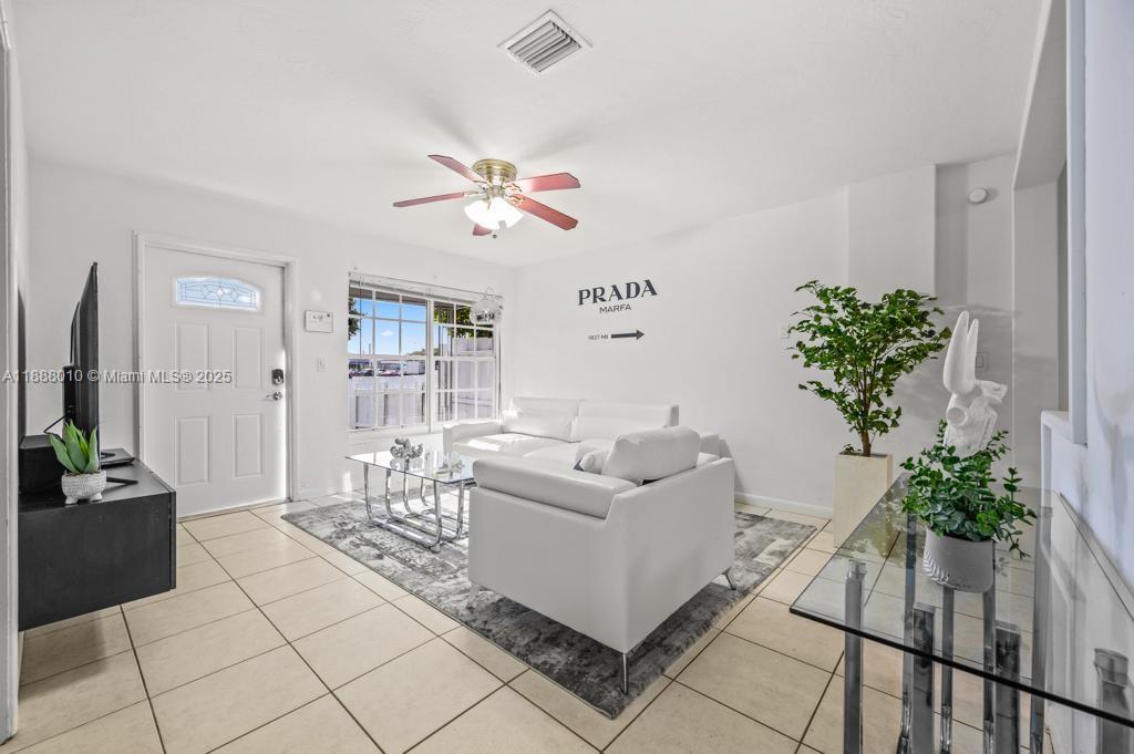   /  1009 sq. ft. $ 2025-10-01 0 Photo