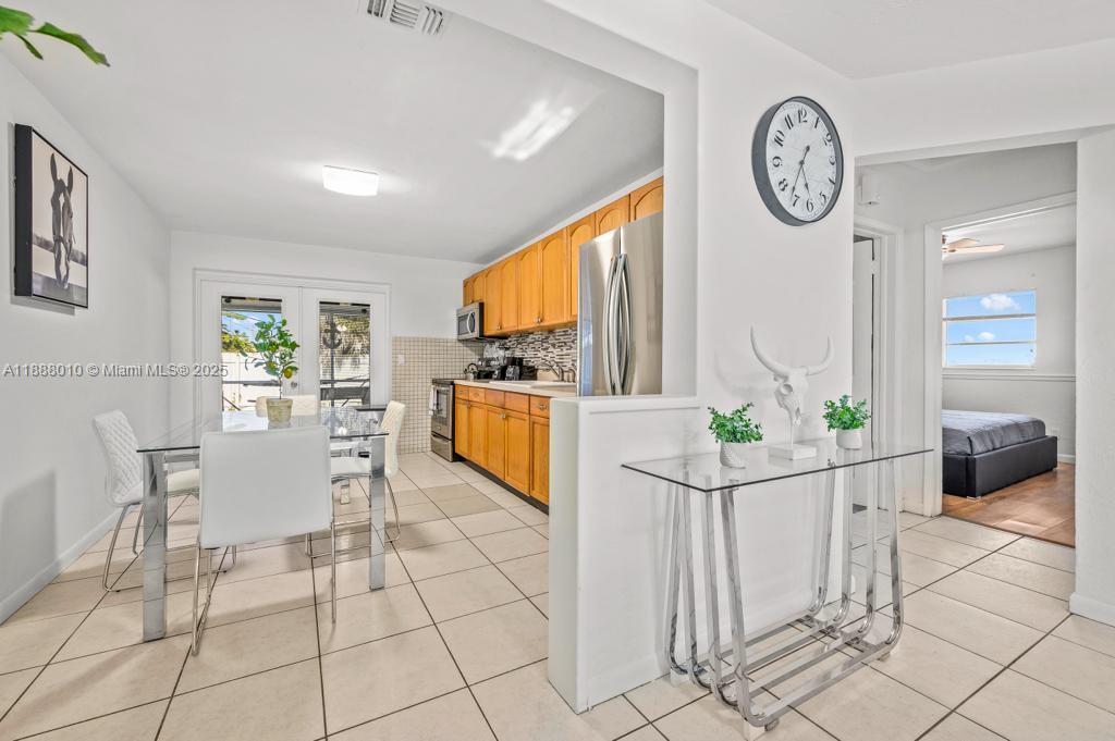   /  1009 sq. ft. $ 2025-10-01 0 Photo