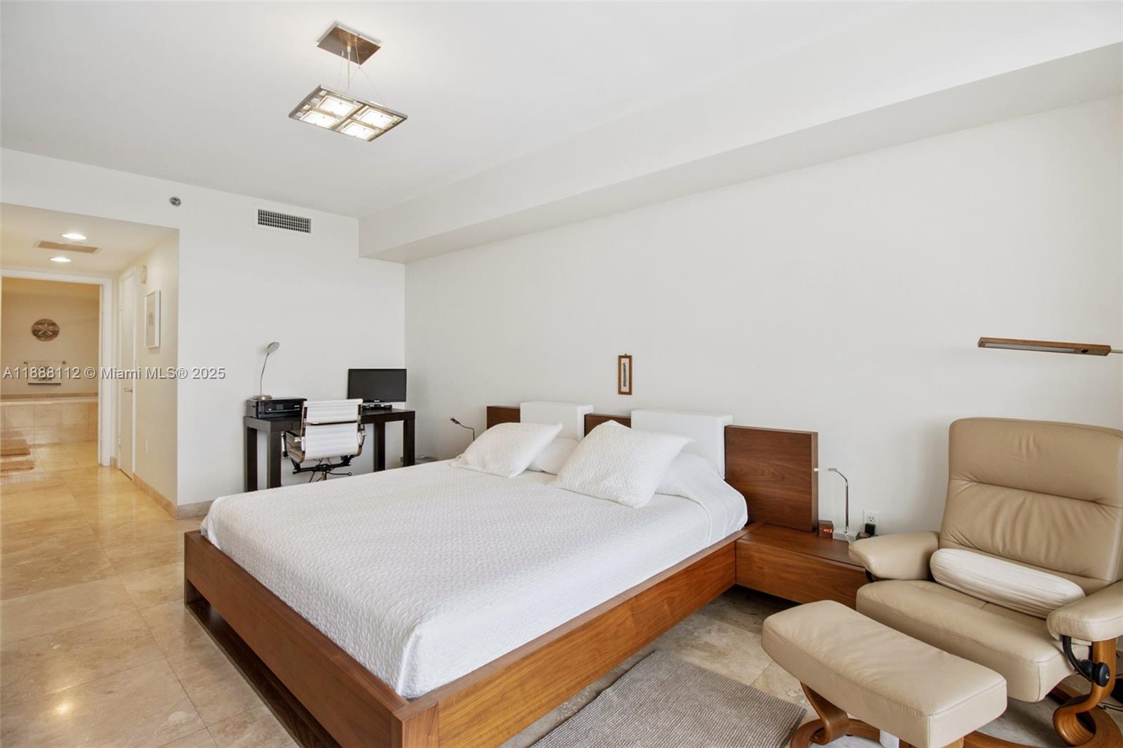 Ver detalles 2402 3 / 3 1841 sq. ft. $ 2025-10-01 0 foto