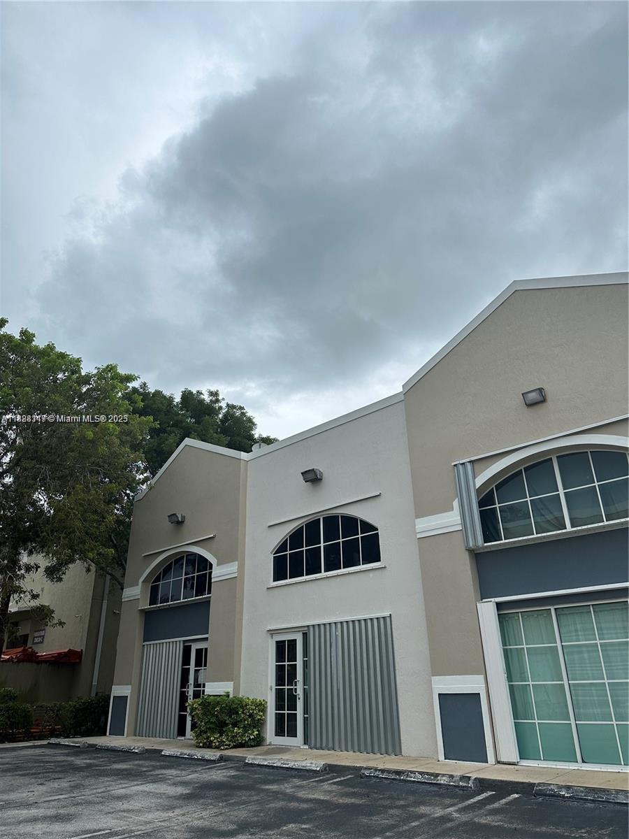 101B  /   sq. ft. $ 2025-10-01 0 foto