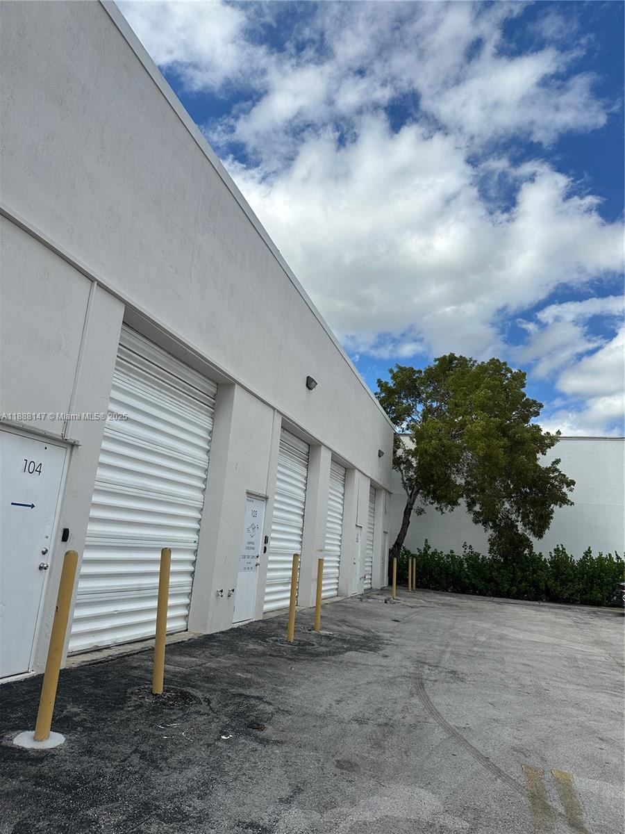 See details 101B / sq. ft. $ 2025-10-01 0 Photo