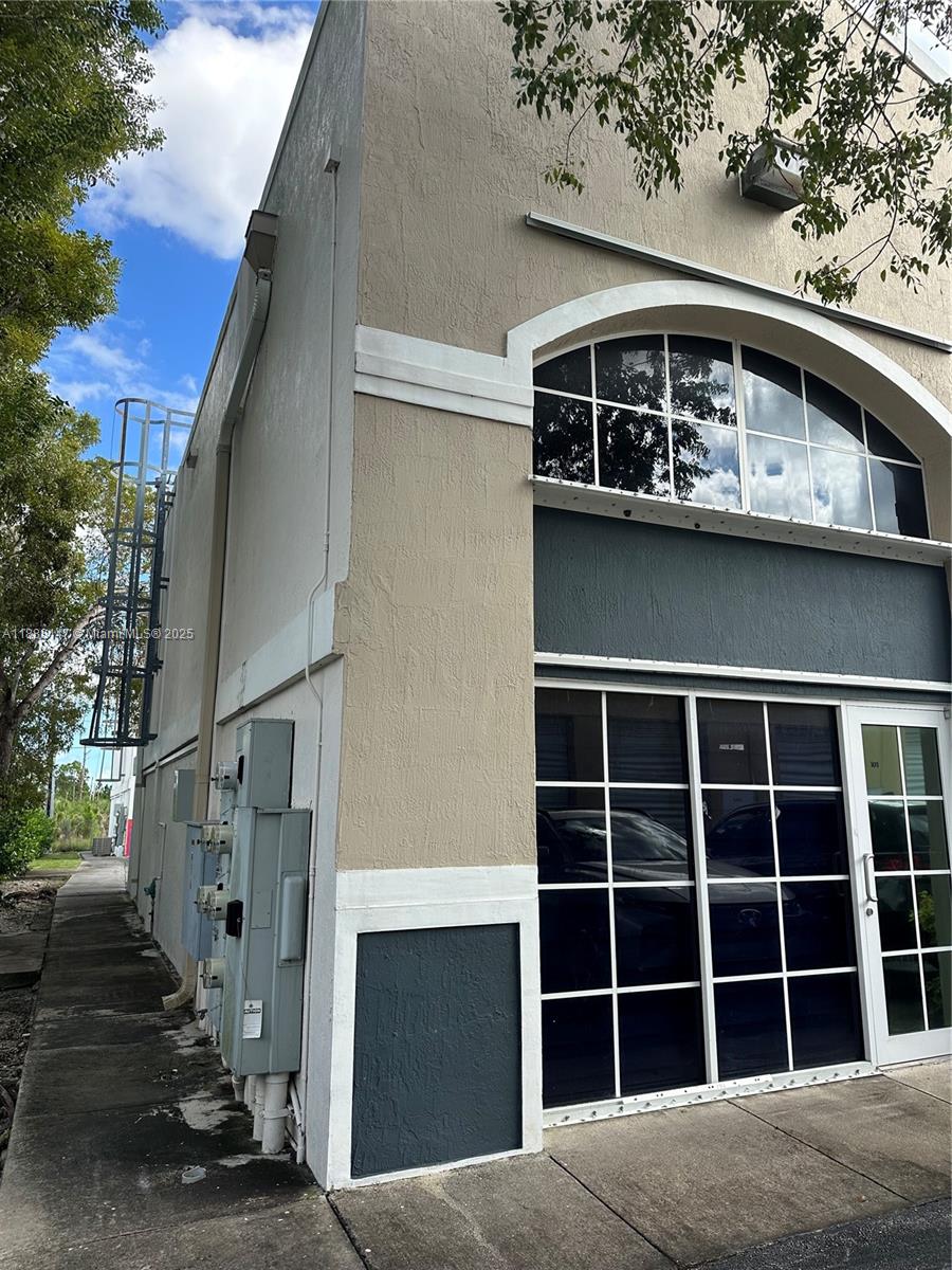 See details 101B / sq. ft. $ 2025-10-01 0 Photo