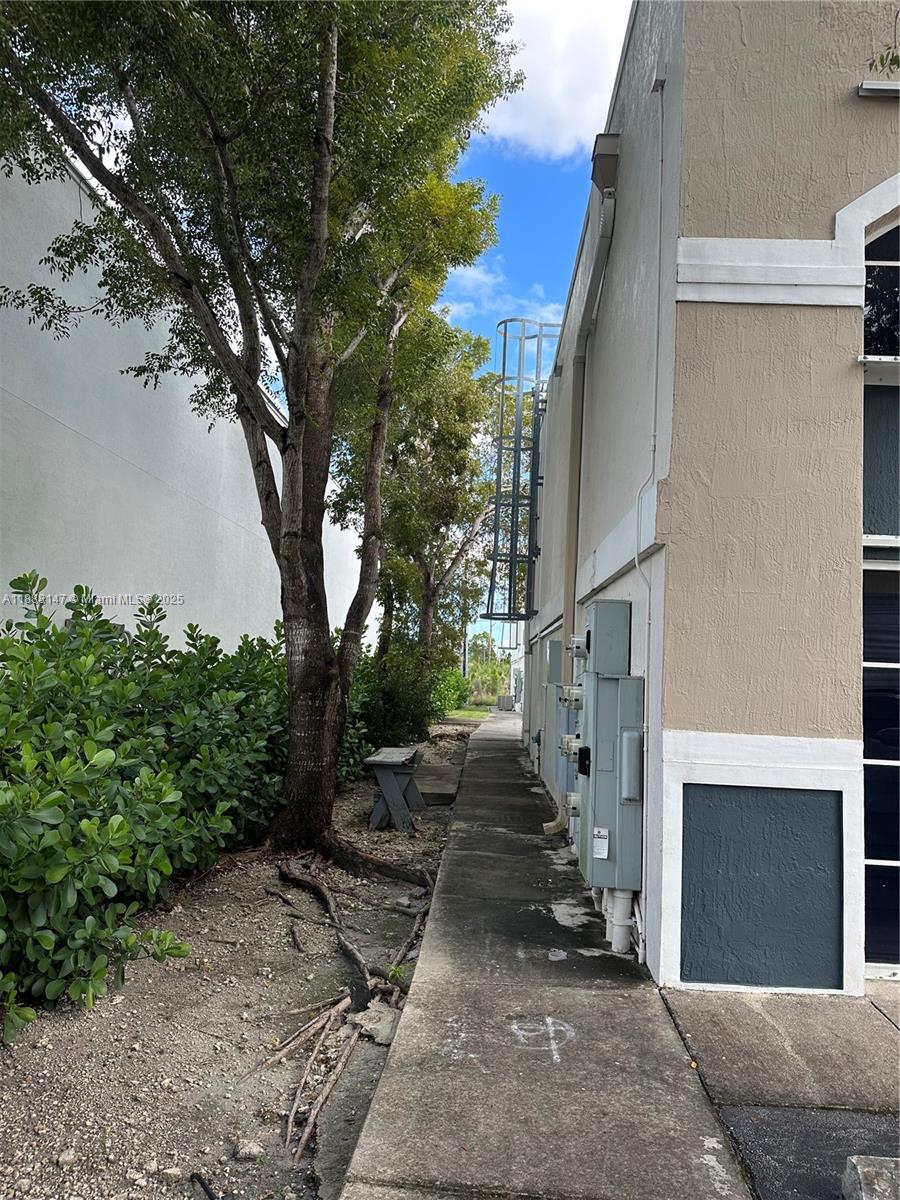 See details 101B / sq. ft. $ 2025-10-01 0 Photo