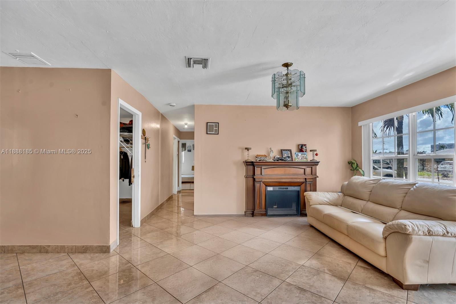 2041 3 / 3 1912 sq. ft. $ 2025-10-01 0 Photo