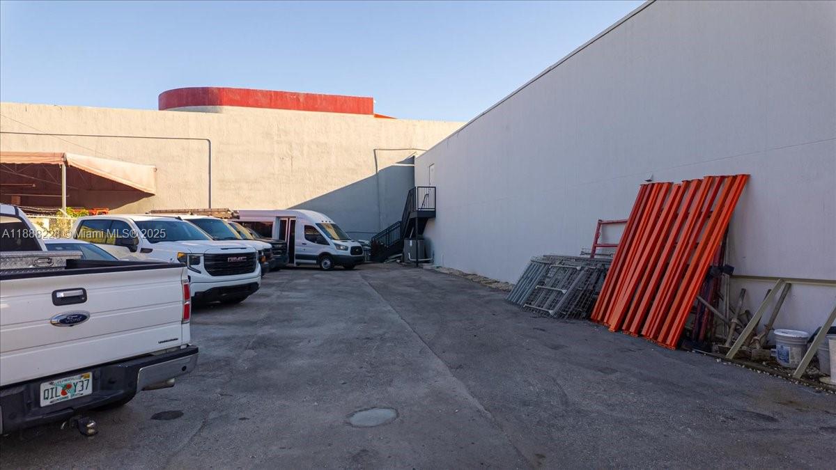   /   sq. ft. $ 2025-10-01 0 foto