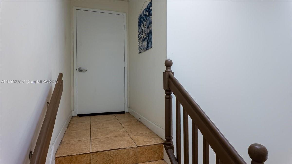   /   sq. ft. $ 2025-10-01 0 foto
