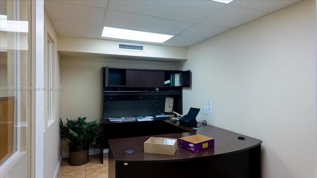   /   sq. ft. $ 2025-10-01 0 foto
