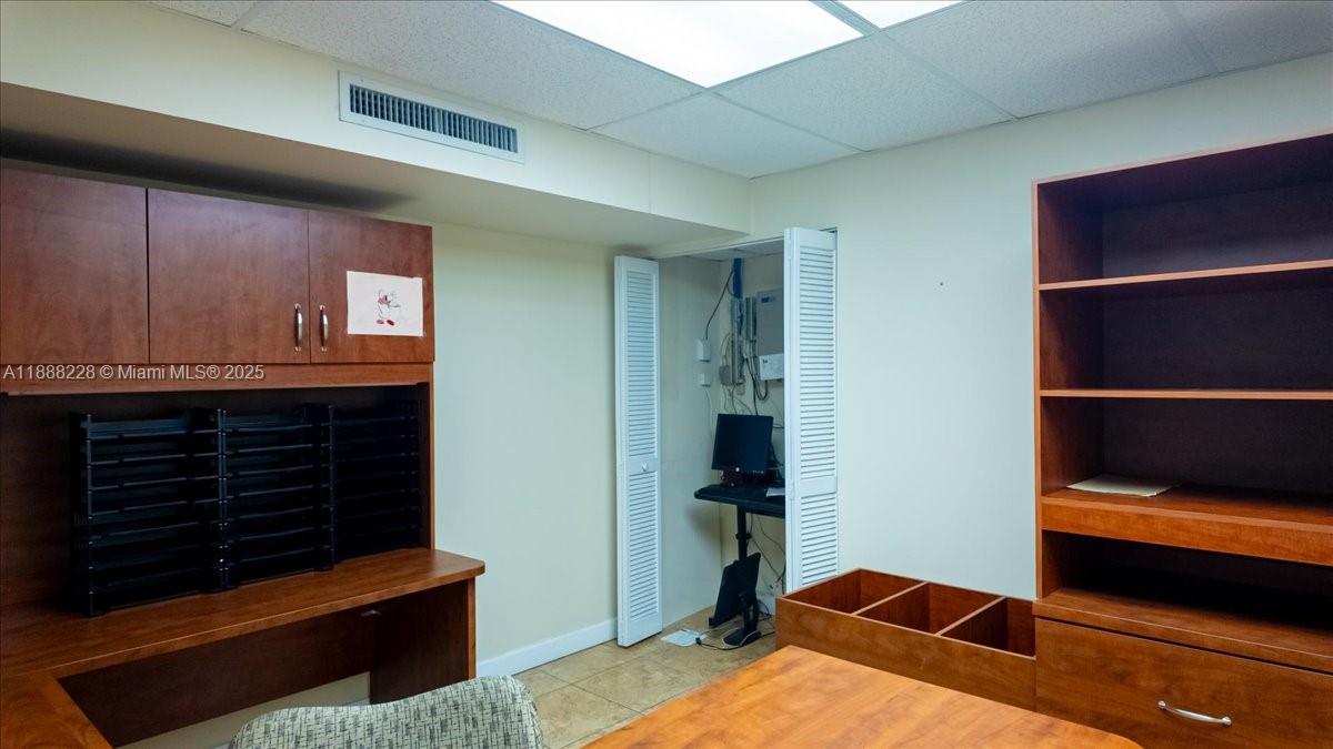   /   sq. ft. $ 2025-10-01 0 foto
