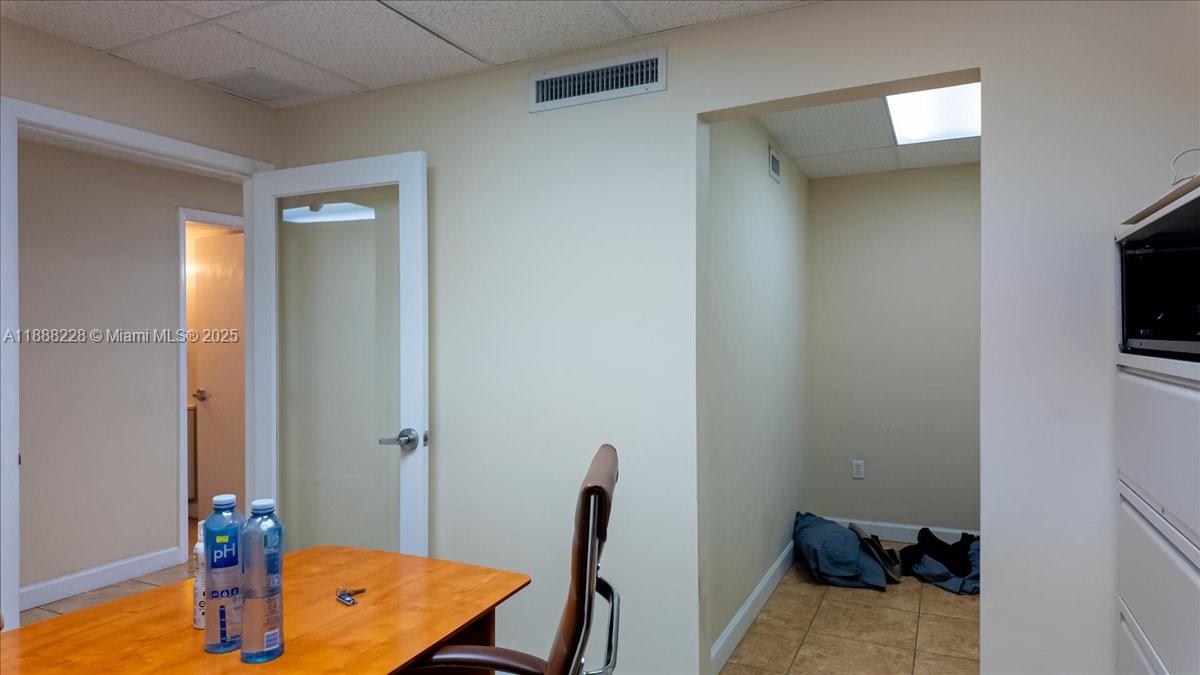   /   sq. ft. $ 2025-10-01 0 foto