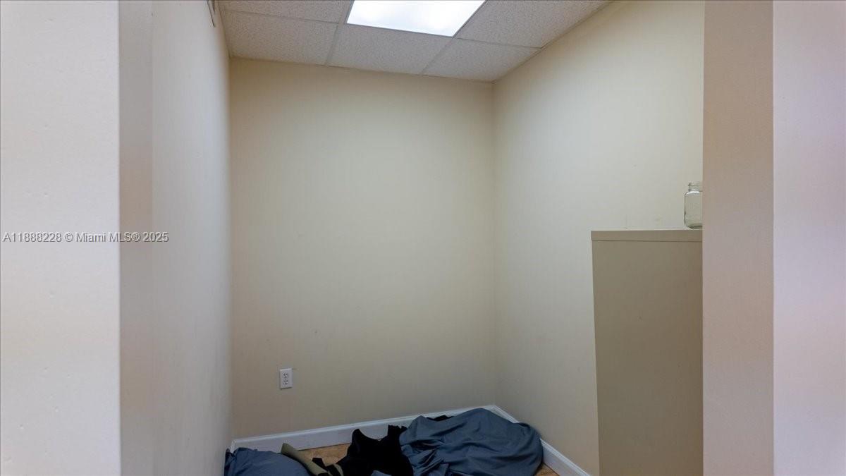   /   sq. ft. $ 2025-10-01 0 foto