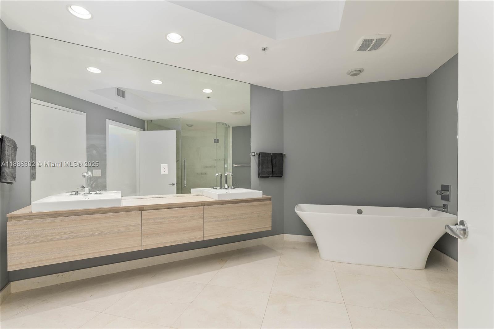 Photo of 17301 Biscayne Blvd  #411, North Miami Beach, Florida, 33160 - 