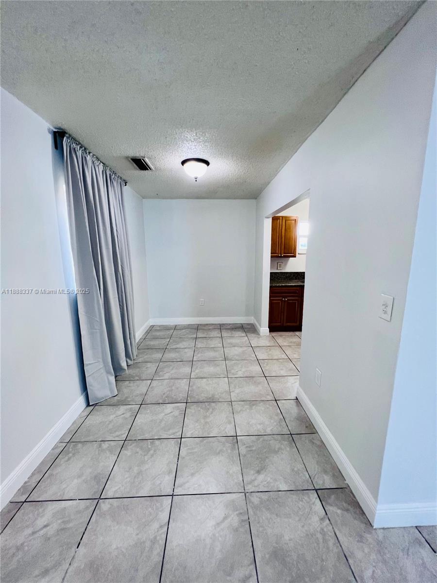   /  1985 sq. ft. $ 2025-10-01 0 Photo