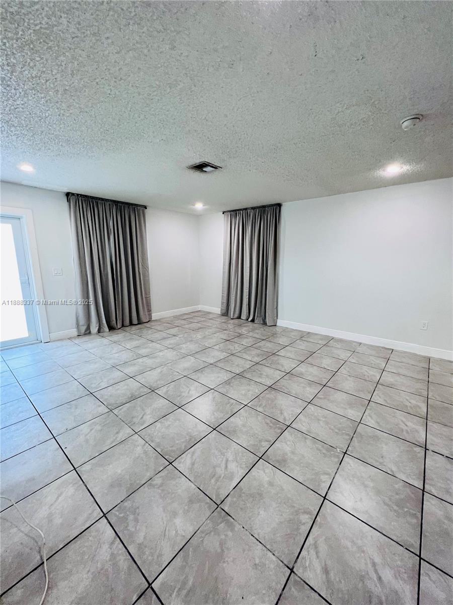   /  1985 sq. ft. $ 2025-10-01 0 Photo