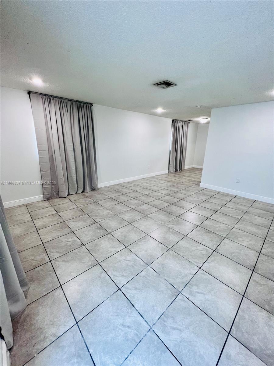   /  1985 sq. ft. $ 2025-10-01 0 Photo
