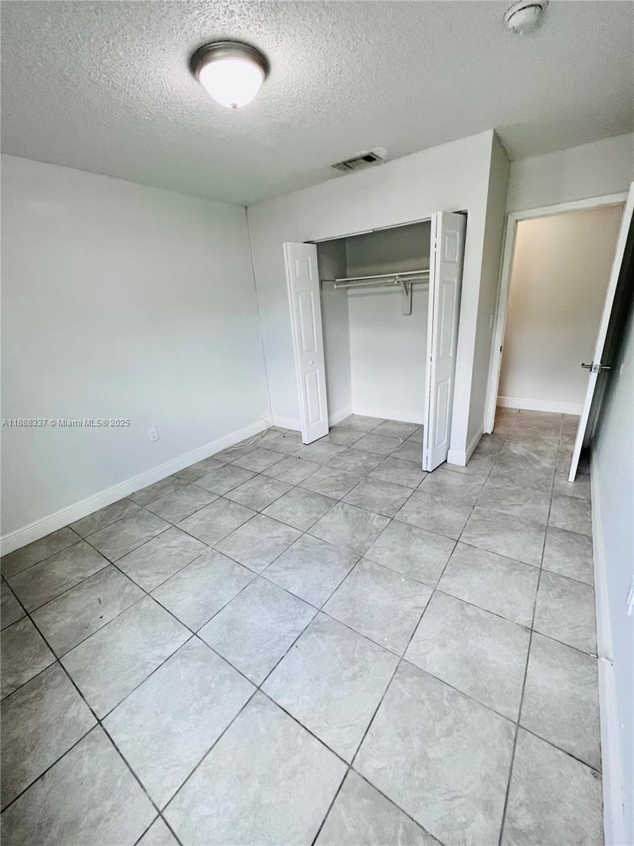   /  1985 sq. ft. $ 2025-10-01 0 Photo