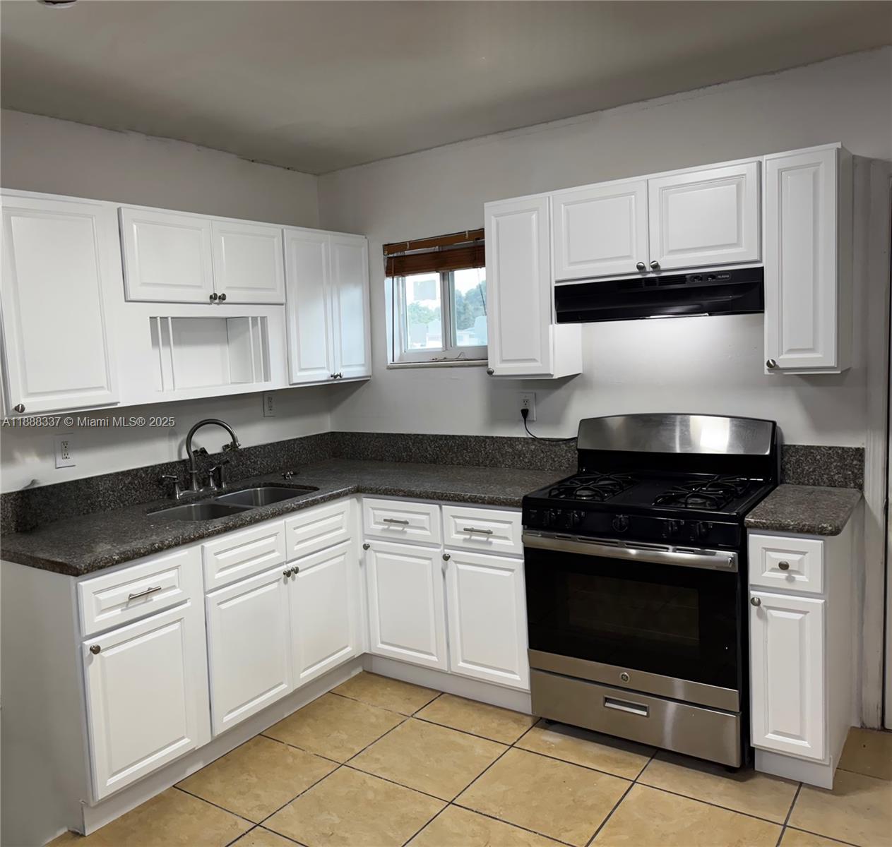   /  1985 sq. ft. $ 2025-10-01 0 Photo