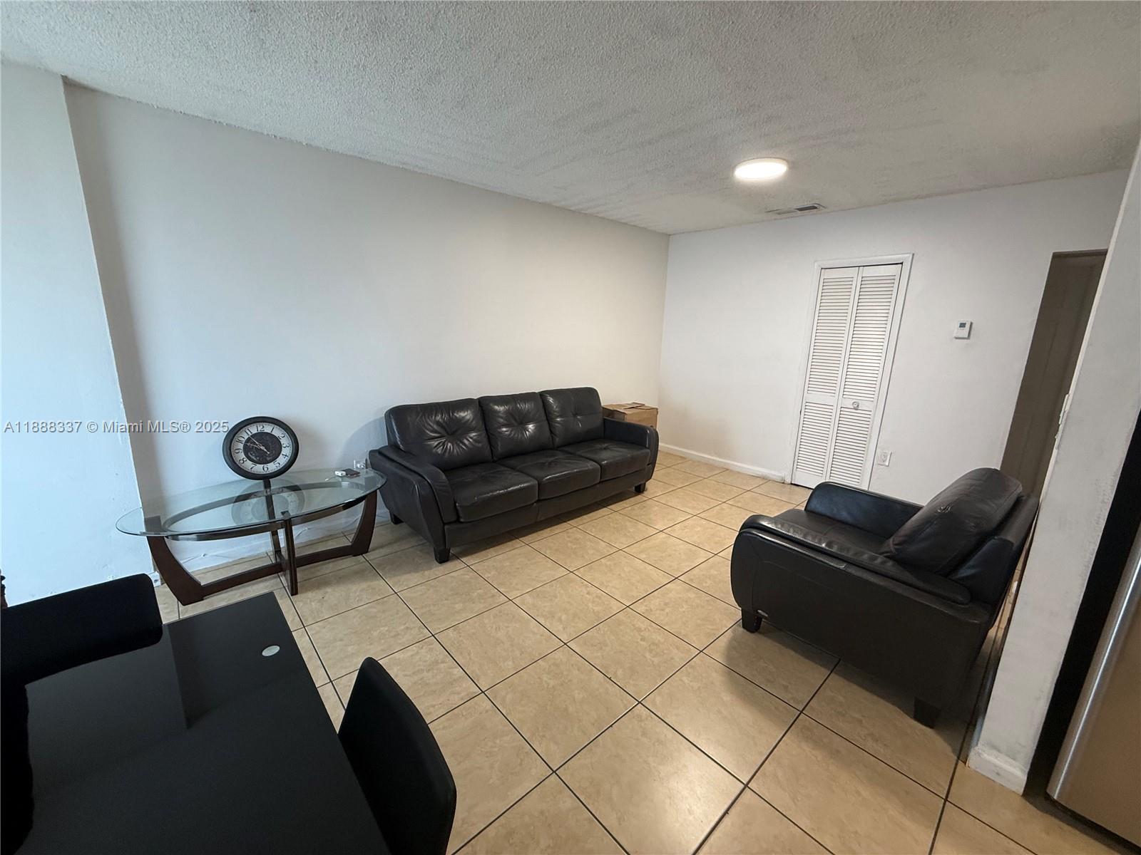   /  1985 sq. ft. $ 2025-10-01 0 Photo