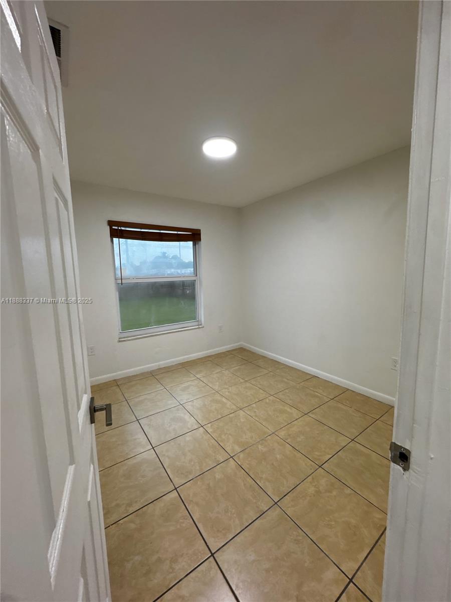   /  1985 sq. ft. $ 2025-10-01 0 Photo