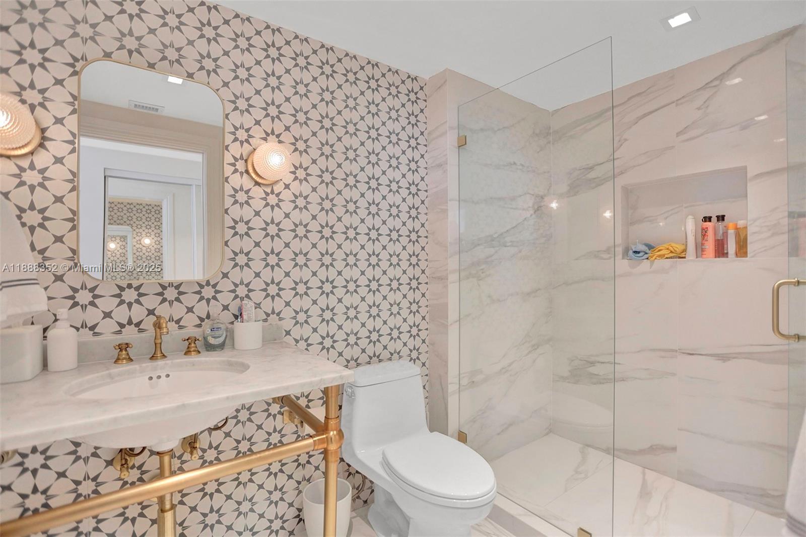 Ver detalles 2207 2 / 3 2000 sq. ft. $ 2025-10-01 0 foto