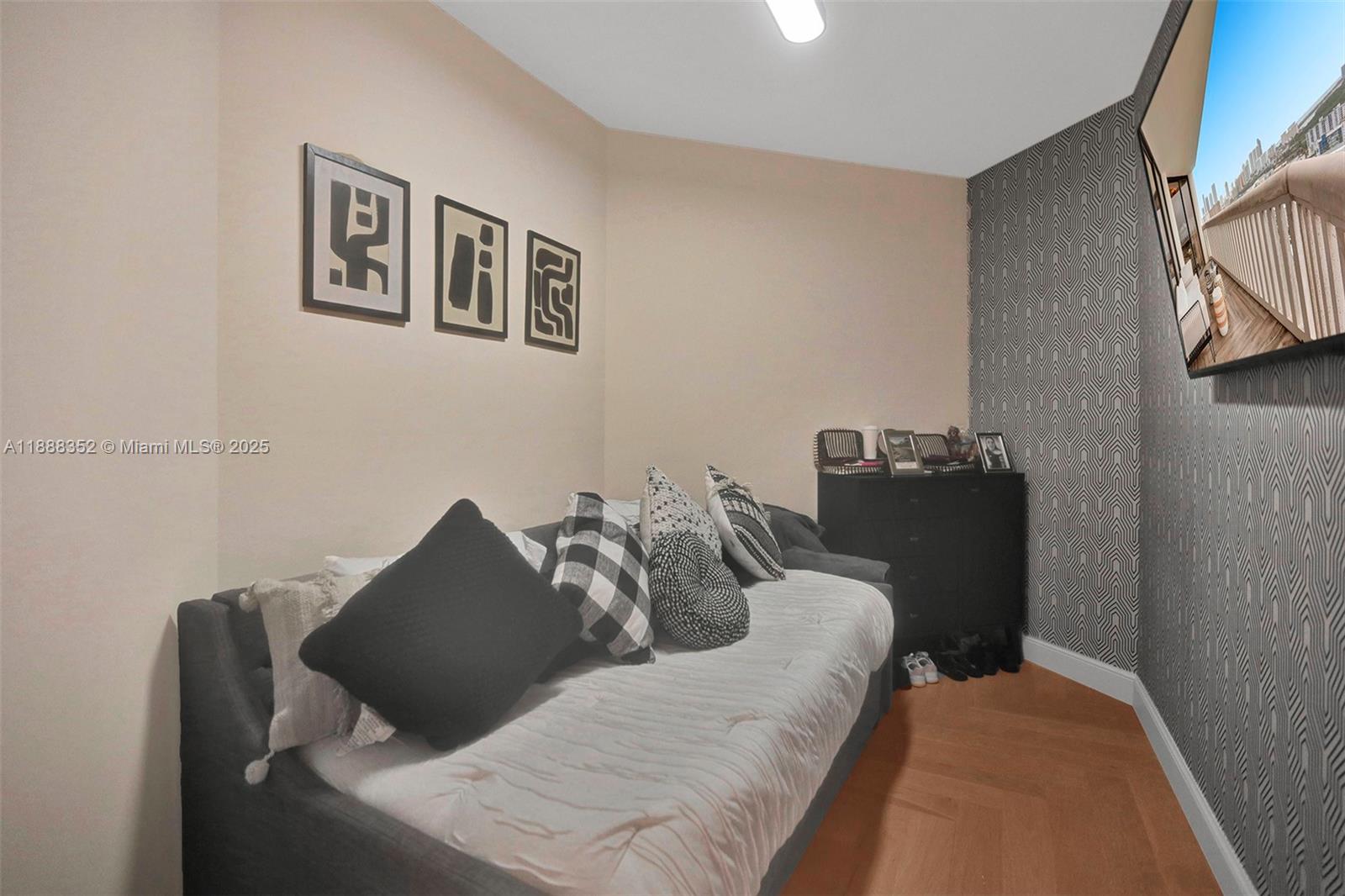 Ver detalles 2207 2 / 3 2000 sq. ft. $ 2025-10-01 0 foto