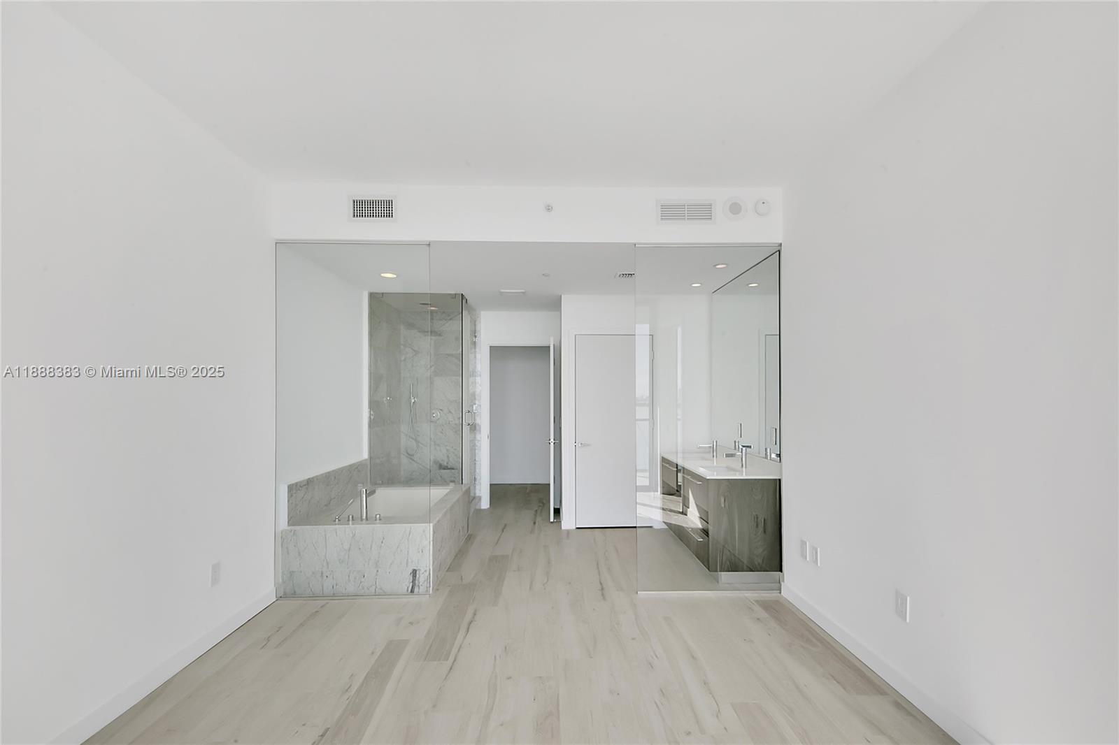904 2 / 3 1186 sq. ft. $ 2025-10-01 0 Photo