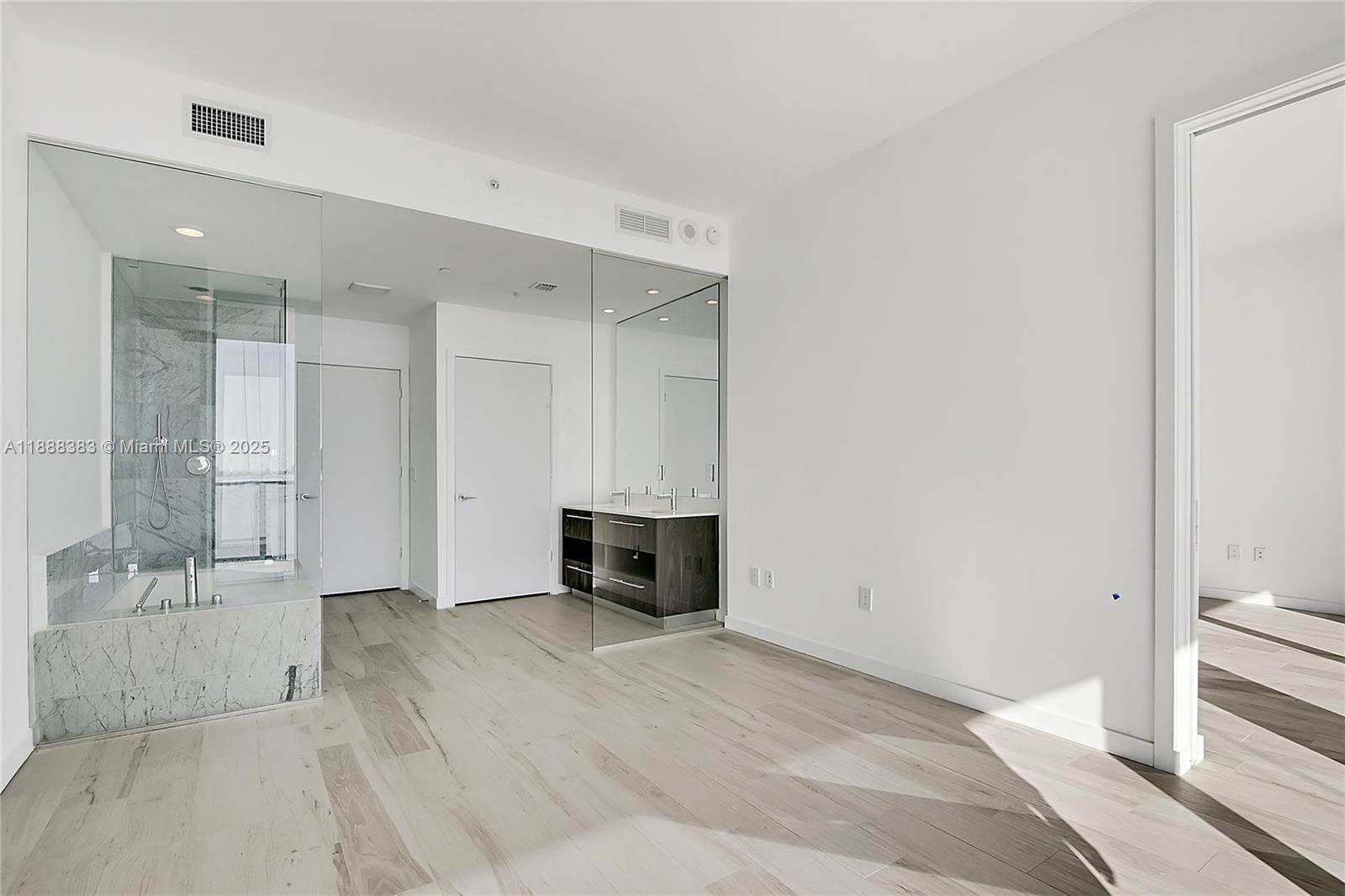 904 2 / 3 1186 sq. ft. $ 2025-10-01 0 Photo