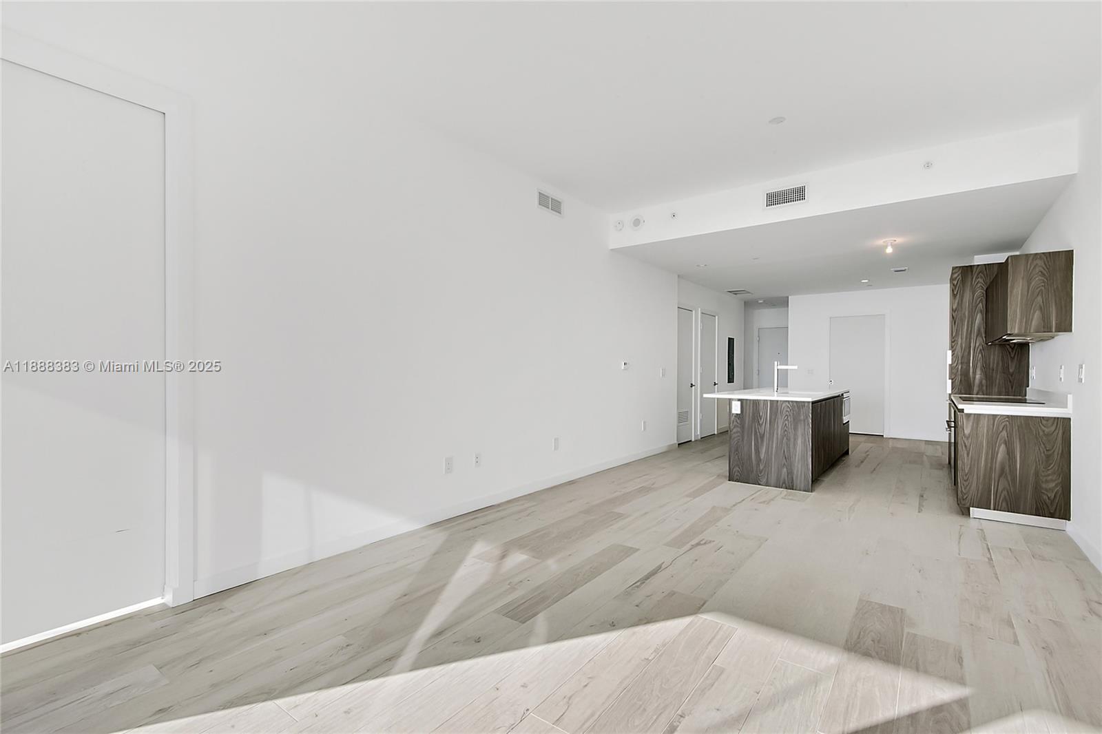 904 2 / 3 1186 sq. ft. $ 2025-10-01 0 Photo