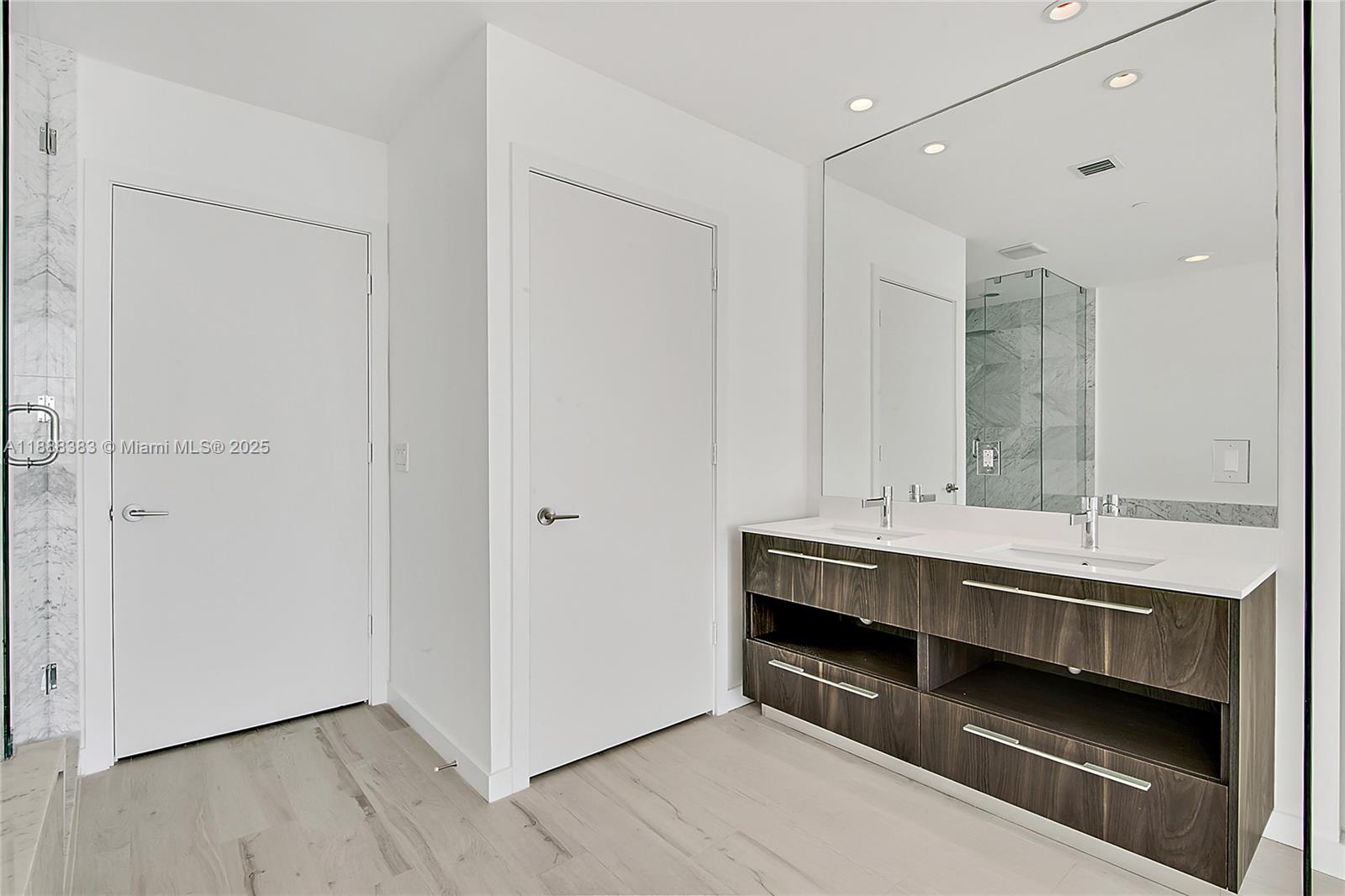 904 2 / 3 1186 sq. ft. $ 2025-10-01 0 Photo