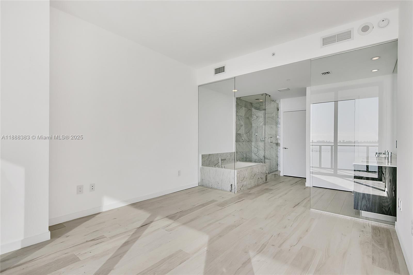 904 2 / 3 1186 sq. ft. $ 2025-10-01 0 Photo