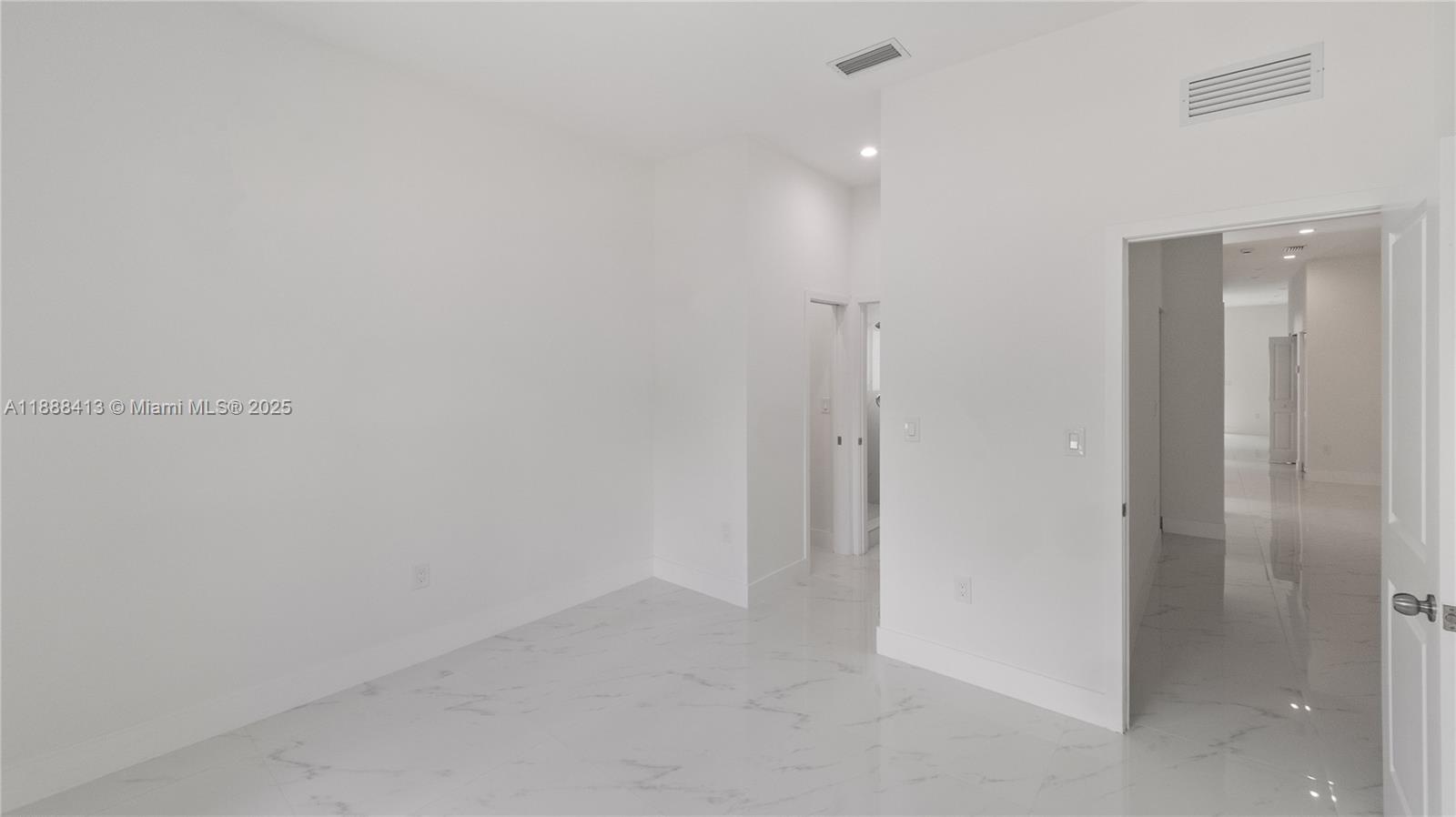 See details / 2200 sq. ft. $ 2025-10-01 0 Photo