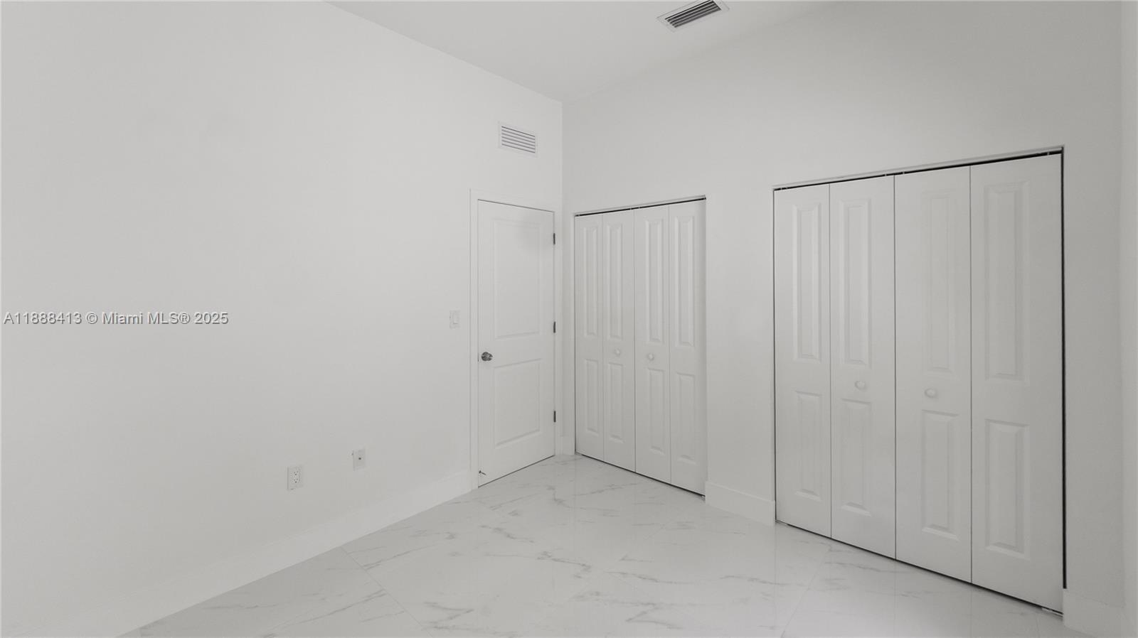 See details / 2200 sq. ft. $ 2025-10-01 0 Photo