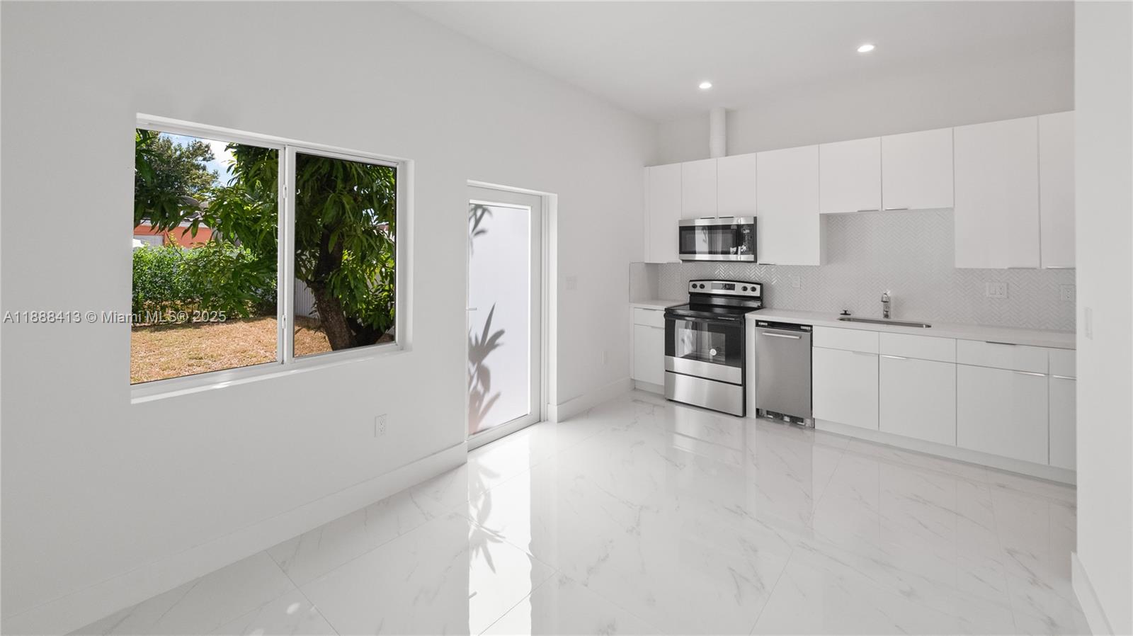 See details / 2200 sq. ft. $ 2025-10-01 0 Photo