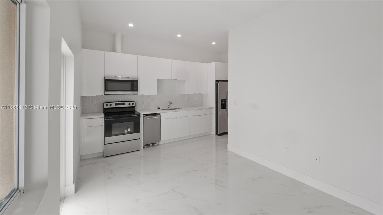 See details / 2200 sq. ft. $ 2025-10-01 0 Photo