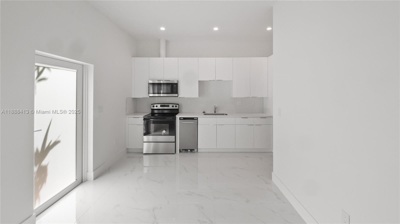 See details / 2200 sq. ft. $ 2025-10-01 0 Photo