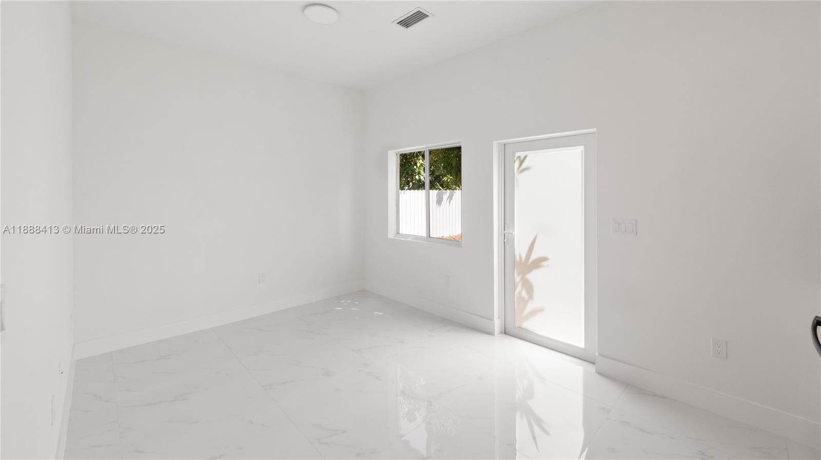 See details / 2200 sq. ft. $ 2025-10-01 0 Photo