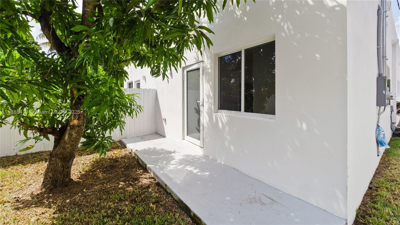 See details / 2200 sq. ft. $ 2025-10-01 0 Photo